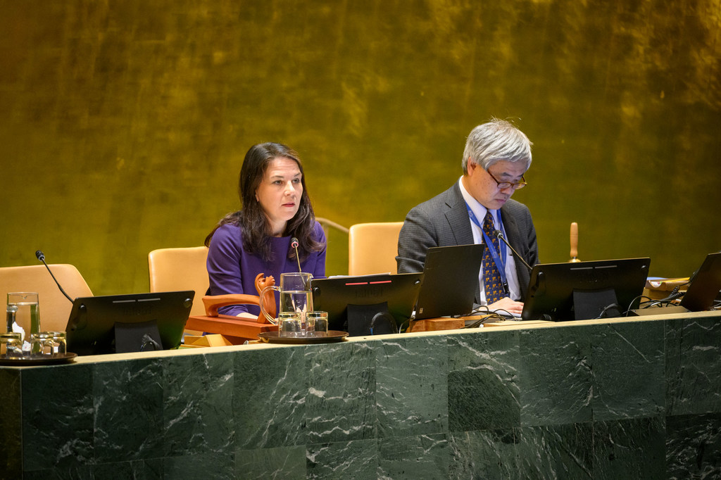 La presidenta de la Asamblea General, Annalena Baerbock, preside la reunión sobre el informe de la Corte Penal Internacional.
